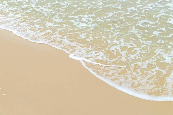 Sanfte Welle am Meer am Sandstrand. Hintergrund — Stockfoto