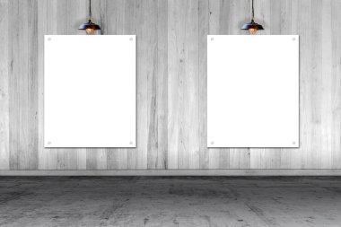 Tahta duvarda iki beyaz kart var. Reklam ya da halkla ilişkiler için kağıda metin yaz