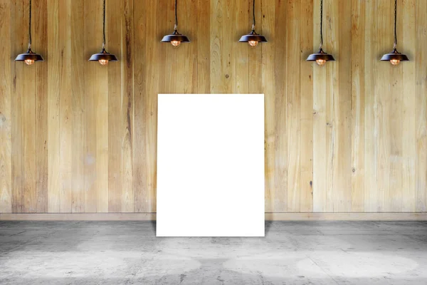 Plakat stojący na laminowanej podłodze z lampą i drewnianą ścianą. pisać tekst na papierze do reklamowania lub public relations — Zdjęcie stockowe