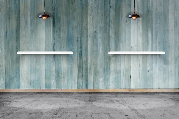 Regal an Holzwand im Raum, Vorlage für Produktpräsentation und Kopierraum — Stockfoto