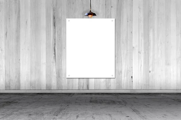 Dřevěná stěna s bílou papírovou kartou. psát text na papír pro reklamu nebo public relations — Stock fotografie
