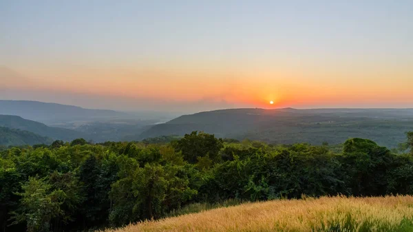 Landschaft Des Bergtals Während Des Sonnenuntergangs Natürliches Outdoor Hintergrundkonzept — Stockfoto