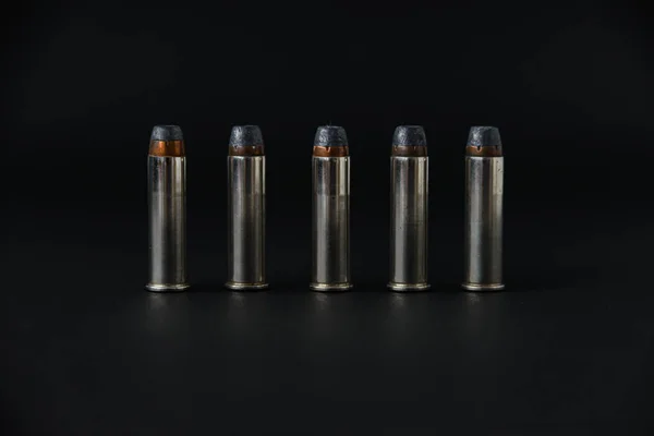 357 Magnum Κοίλες Σφαίρες Σημείο Παρατάσσονται Στη Σειρά Μαύρο Φόντο — Φωτογραφία Αρχείου