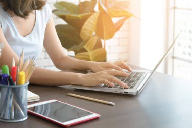 Evde bilgisayar bilgisayarıyla çalışan bir kadının elini kapat. Ev konseptinde çalış