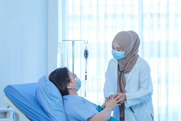 Médica Muçulmana Segurando Mão Paciente Idoso Sentado Cama Hospital Cuida — Fotografia de Stock