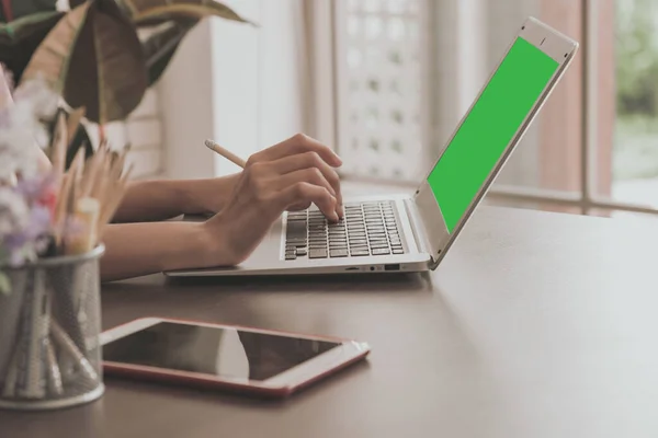 Close Hand Van Een Vrouw Die Thuis Met Een Laptop — Stockfoto