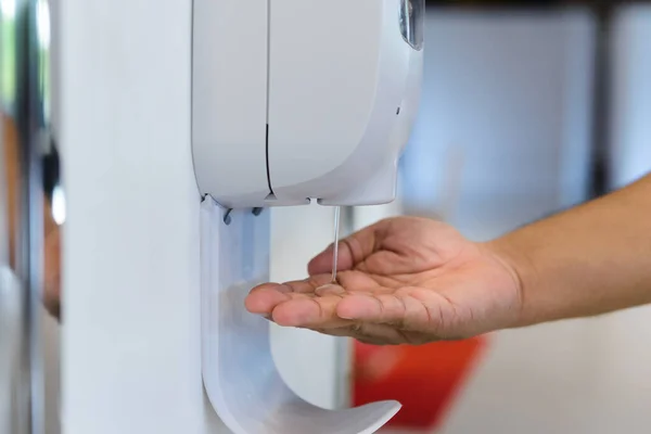 Close Man Onder Automatische Alcoholgel Dispenser Voor Het Reinigen Van — Stockfoto