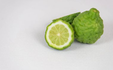 Beyaz tuval üzerinde Bergamot meyvesi kopyalama alanı ile arka plan.