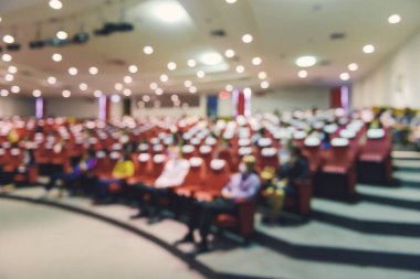 Covid-19 'un yayılmasını önlemek için seminer odasındaki katılımcı ile sosyal uzaklık konferans salonu arasındaki boşlukların soyut olarak bulanıklaşması. yeni normal yaşam konsepti.