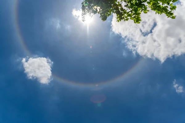 Cirkelvormige Regenboog Omringt Zon Aan Hemel Met Wolken Zon Halo — Stockfoto