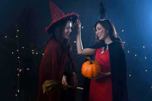 两个身穿女巫式万圣节服装的年轻貌美女子的画像 万圣节派对的概念 — 图库照片