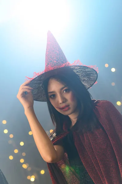 Retrato Una Hermosa Mujer Joven Traje Halloween Brujas Usan Sombrero —  Fotos de Stock