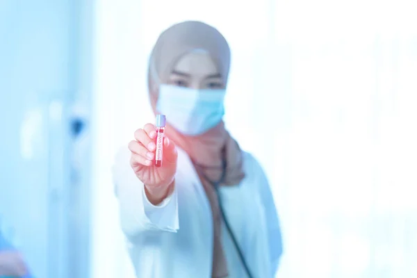 Fiatal Muszlim Női Orvos Kezében Kémcső Vér Covid Analízis Idős — Stock Fotó