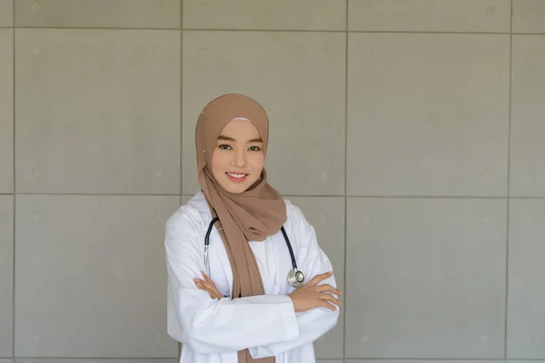 Portrait Young Muslim Female Doctor Wearing Doctor Uniform Hijab Stethoscope — Stok Foto