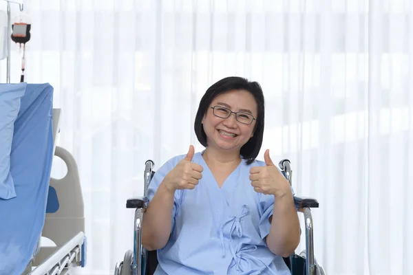 Portrait Senior Patient Smile Showing Thumbs While Her Sit Wheelchair — Stok Foto