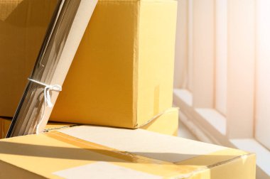 Modern oturma odasının büyük penceresinin yanındaki karton yığını