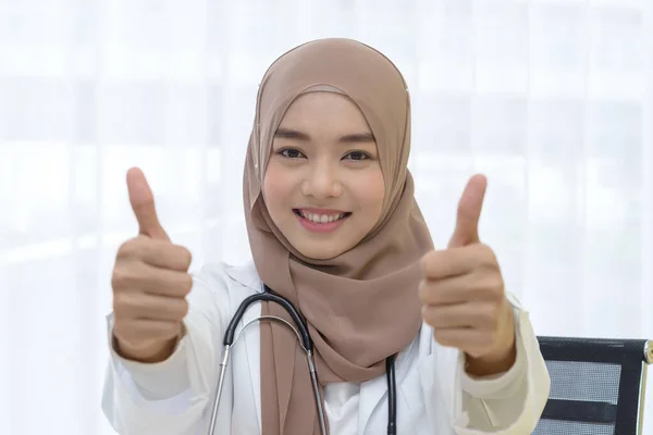 Foto Close Dari Tersenyum Muda Muslim Dokter Medis Perempuan Dengan — Stok Foto