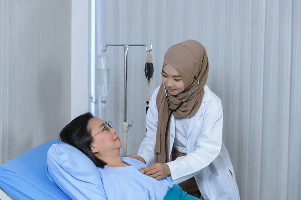 Jovem Asiático Muçulmano Feminino Médico Usando Estetoscópio Verificando Para Paciente — Fotografia de Stock