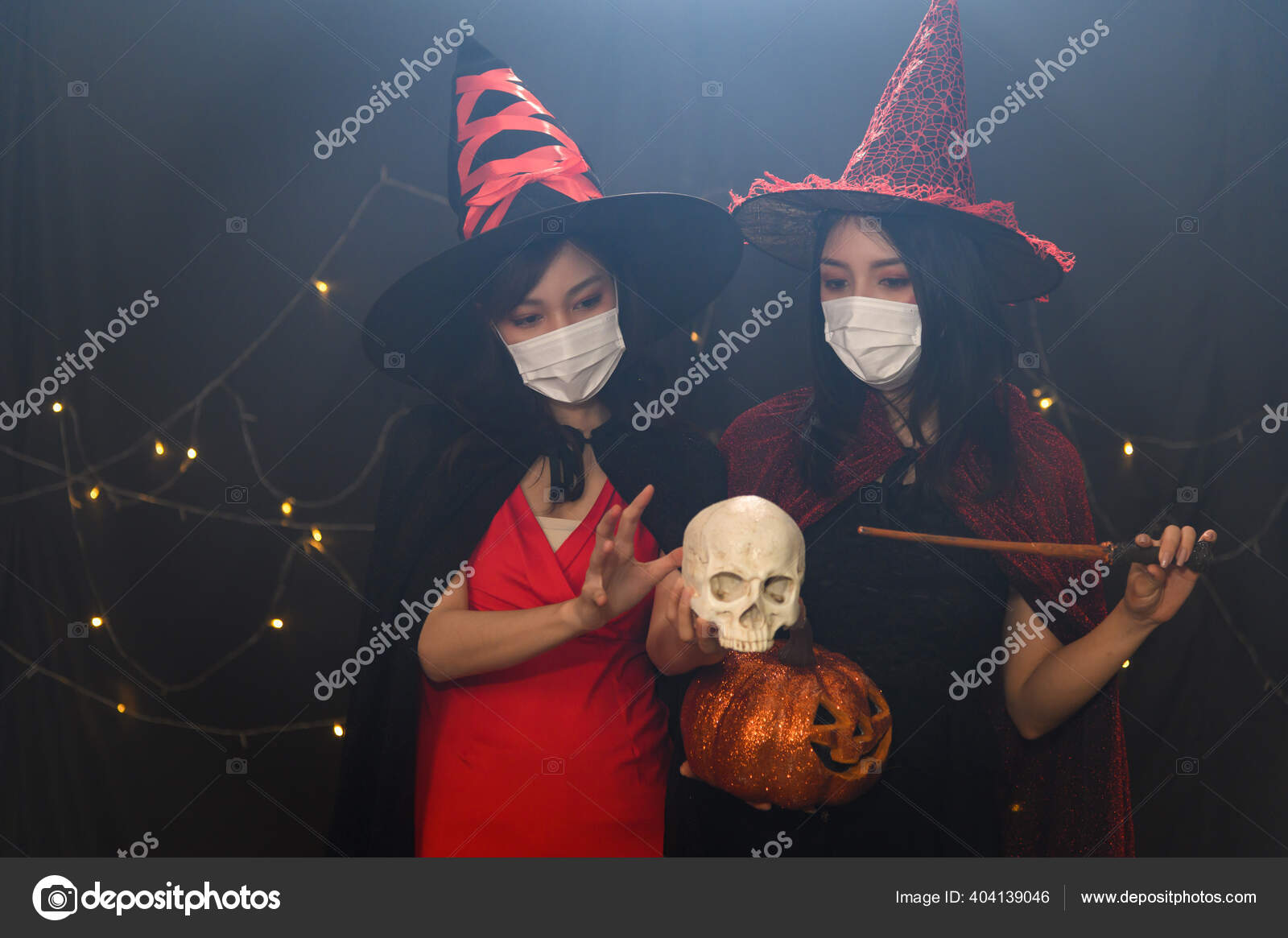 Festa De Halloween, Duas Bruxas Bonitas Imagem de Stock - Imagem