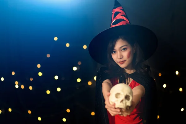 Retrato Bela Jovem Mulher Bruxa Halloween Traje Usar Chapéu Bruxas — Fotografia de Stock