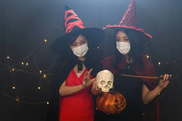 Portret Van Twee Mooie Jonge Vrouw Heks Halloween Kostuums Dragen — Stockfoto