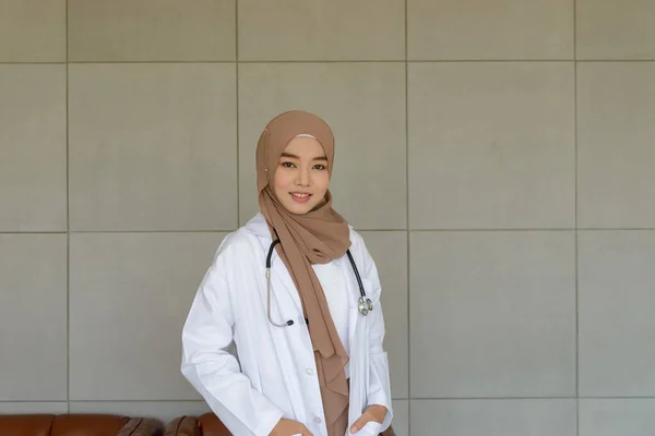 Retrato Jovem Muçulmano Médico Vestindo Uniforme Médico Hijab Com Estetoscópio — Fotografia de Stock