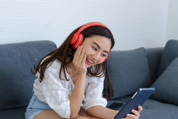 Porträt Einer Schönen Jungen Asiatin Die Kopfhörer Trägt Musik Hören — Stockfoto