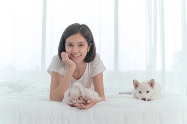 Jonge Aziatische Vrouw Ligt Wit Bed Met Maltese Witte Shiba — Stockfoto