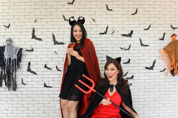 Foto Van Twee Emotionele Jonge Vrouwen Dragen Heks Halloween Kostuums — Stockfoto