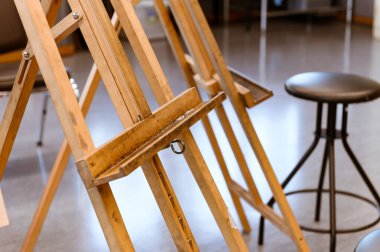 Stüdyodaki çerçeve ve tuvali boyamak için boş ahşap sehpa sehpasını kapatın.