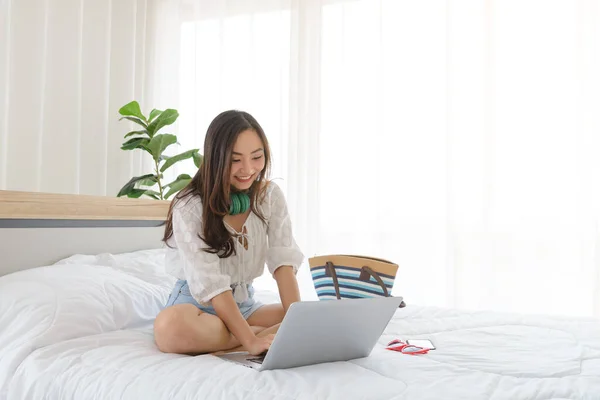 Schöne Junge Asiatin Entspannt Sich Und Benutzt Einen Lapto Auf — Stockfoto
