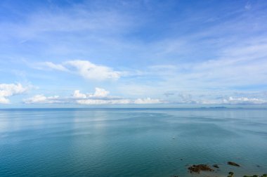 Pattaya, Tayland 'da güneşli bir günde deniz manzarası üzerinde beyaz bulutlar. Güneş ışığının yansımasıyla tropikal deniz suyunun güzel manzarası. Boşluğu kopyala