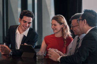 Resmi giyinmiş çeşitli meslekdaşlar ağ kurmaktan, ortaklıktan ve işbirliğinden keyif alıyorlar. İş iletişimi, takım çalışması, liderlik ve kurumsal yaşam tarzı için mükemmel bir kavram.