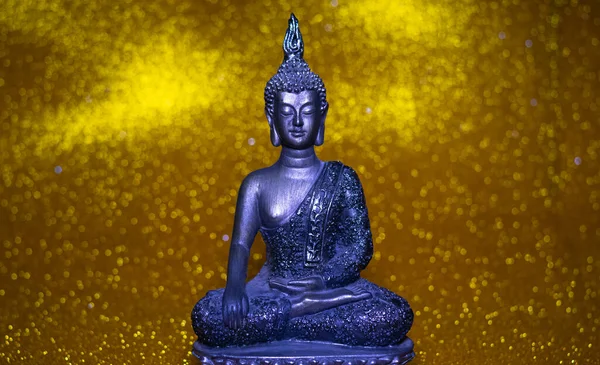 Reflexive Buddha Figur Mit Goldenem Hintergrund — Stockfoto