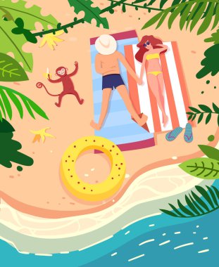 Denize yakın plajda tatilde çift. 