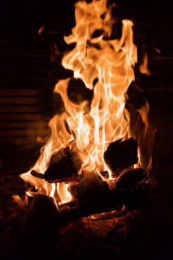 yangında yanan alev ve ateşe odun
