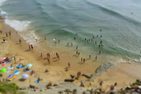 Вид с воздуха с летающего беспилотника толпы отдыхающих на пляже в Португалии — стоковое фото