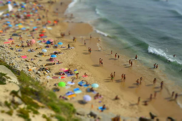 海ポルトガルのビーチでリラックスした人々 — ストック写真