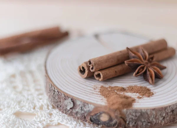 Cinnamon sticks, cinnamon powder, star anise on wood — Stock Photo, Image