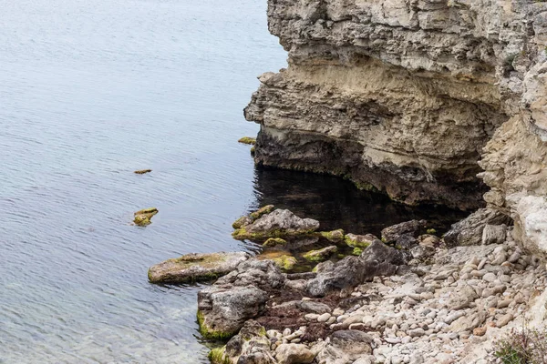 Βράχια, θάλασσα και ουρανός φόντο — Φωτογραφία Αρχείου