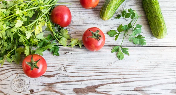 Ahşap arka planda taze domates ve salatalık — Stok fotoğraf