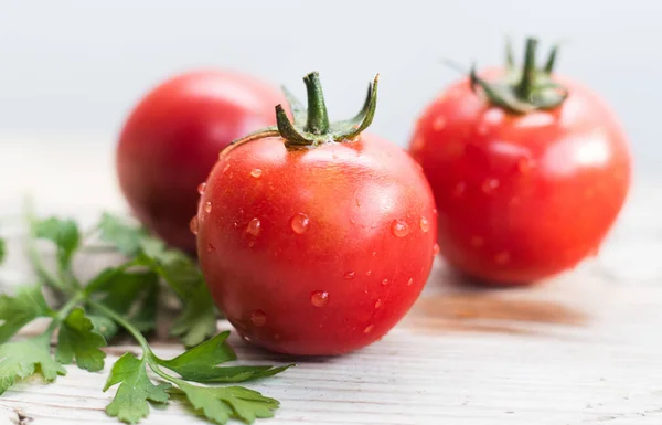 Ahşap arka planda taze domates ve otlar. Yaz salatası. — Stok fotoğraf