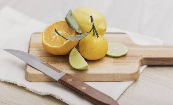 Fondo de frutas coloridas. naranja cítrica, limón, lima . — Foto de Stock