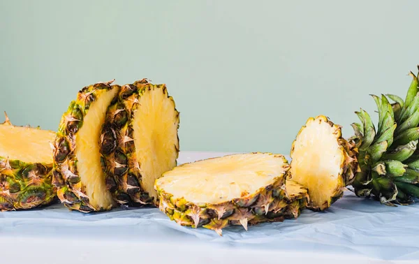 成熟新鲜的菠萝特写与树叶。热带 — 图库照片