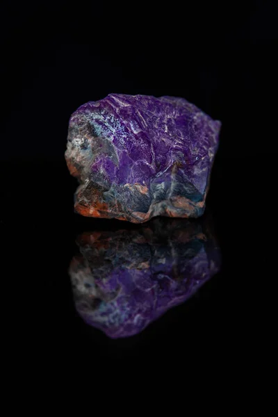 Siyah Zemin Üzerinde Sugilite Mor Kalahari Taşı — Stok fotoğraf