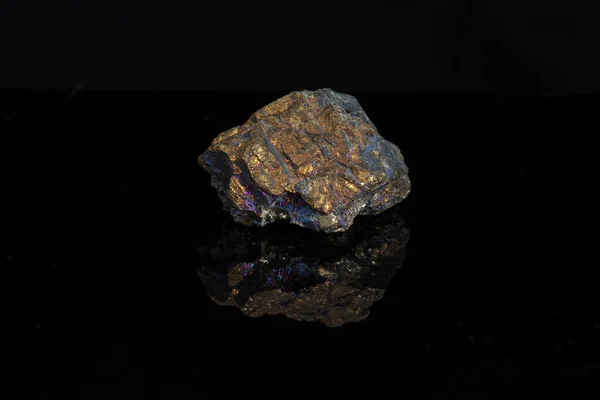 Siyah arka planda doğan Şili Kayası