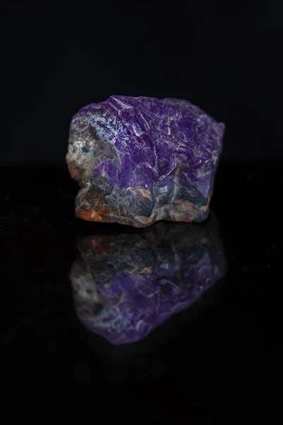 Siyah Zemin Üzerinde Sugilite Mor Kalahari Taşı — Stok fotoğraf