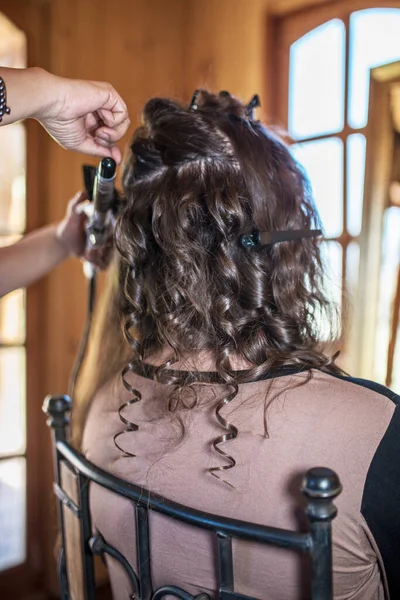 Kuaför evde zarif saç stili sergiliyor.