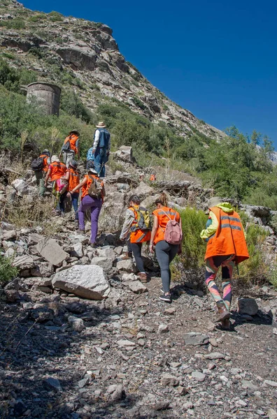 Bir grup madenci madene gidiyor.