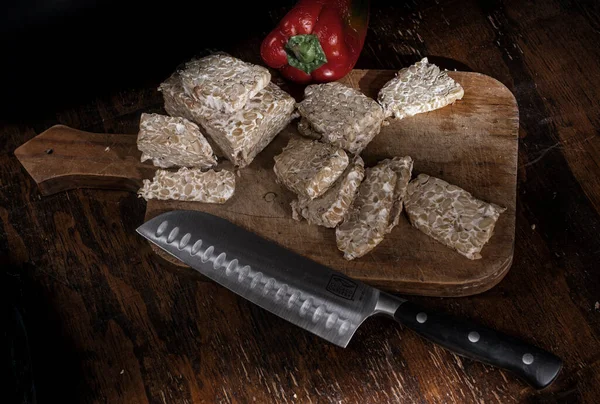 Koyu arkaplanda soya fasulyesi Tempe h